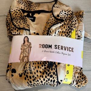 Room Service Women's 2-Piece Notch Collar Pajama Set - Leopard Print Gold